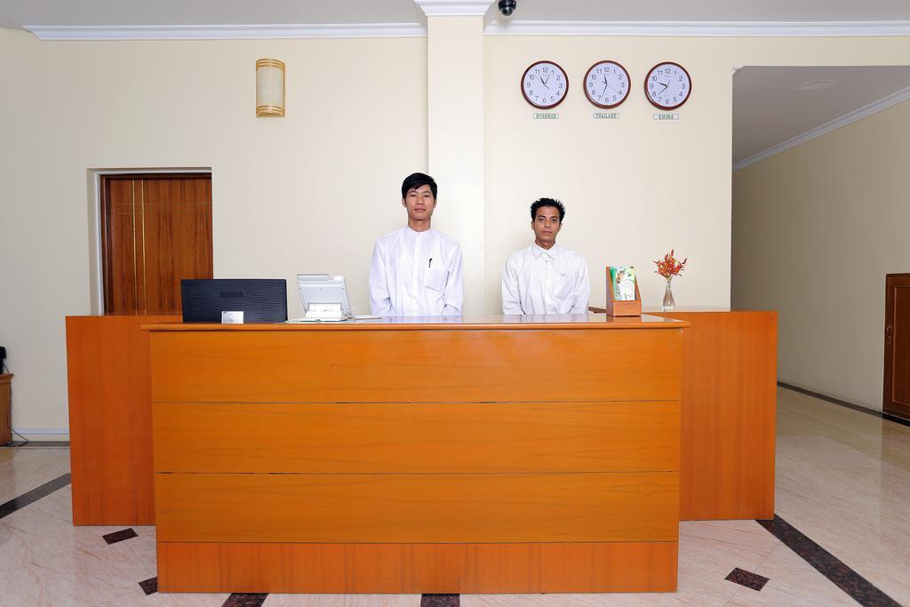 Apex Hotel Naypyidaw Buitenkant foto
