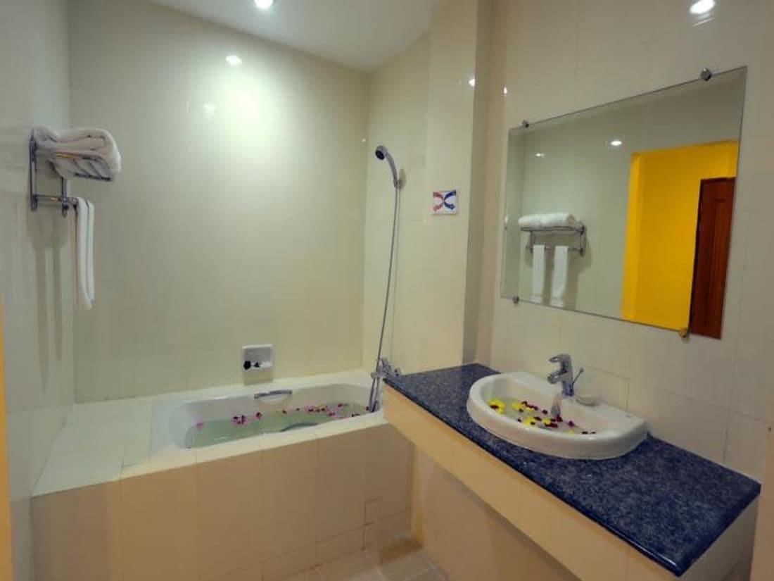 Apex Hotel Naypyidaw Buitenkant foto