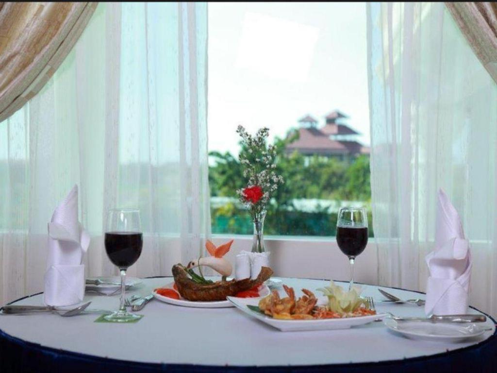 Apex Hotel Naypyidaw Buitenkant foto