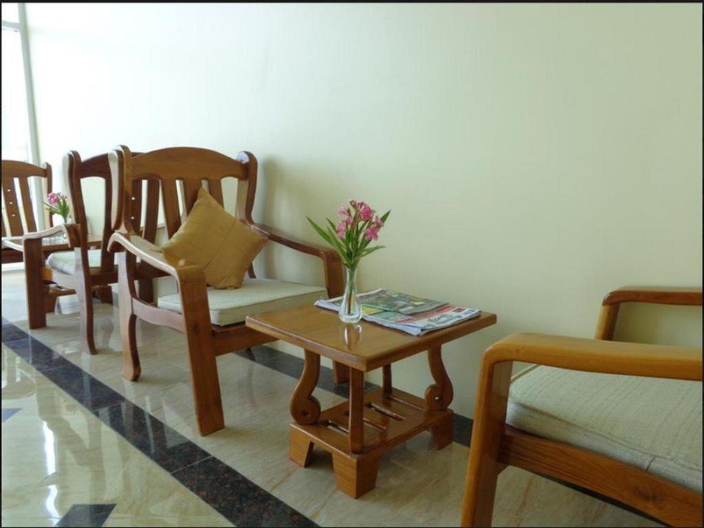 Apex Hotel Naypyidaw Buitenkant foto